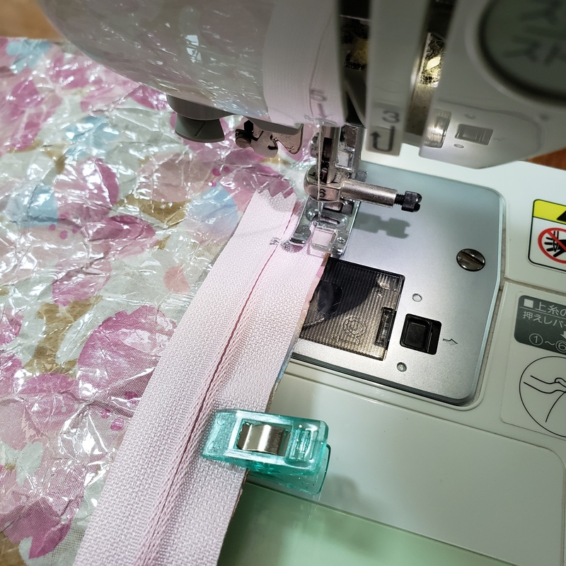 ファスナーをミシンで縫う