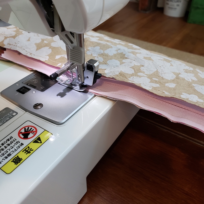 ファスナーをミシンで縫い付ける