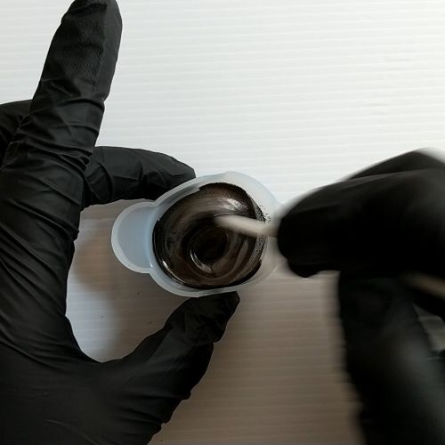 ①レジン液を黒の着色剤とパウダーで着色する