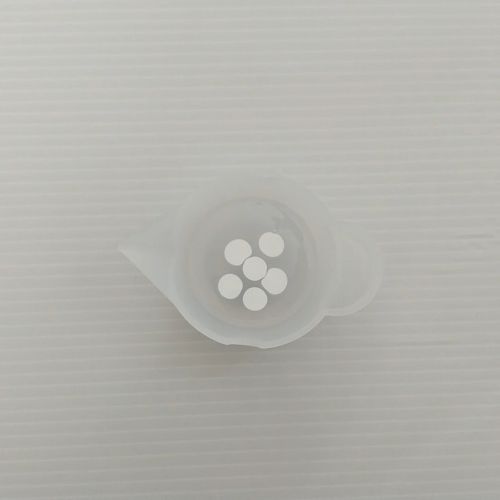 ④レジン液をホワイトに着色してシリコンモールドに注ぐ