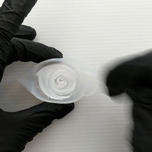 ④レジン液をホワイトに着色してシリコンモールドに注ぐ