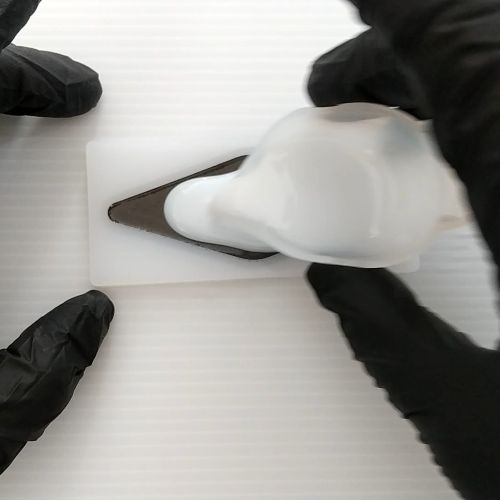 ④レジン液をホワイトに着色してシリコンモールドに注ぐ