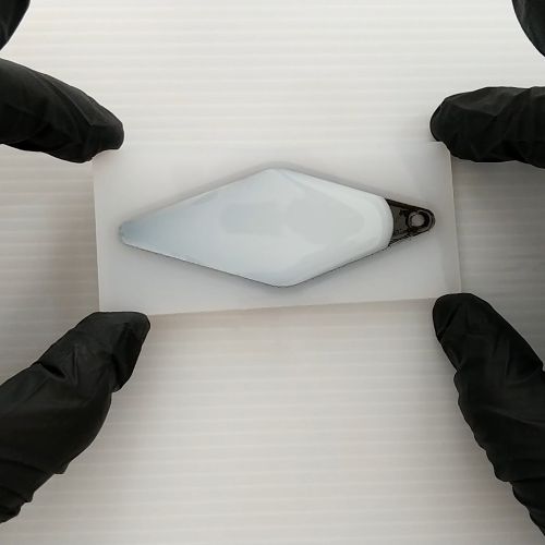 ④レジン液をホワイトに着色してシリコンモールドに注ぐ
