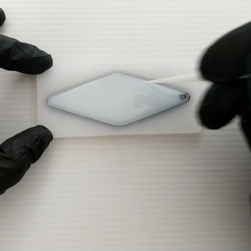 ④レジン液をホワイトに着色してシリコンモールドに注ぐ