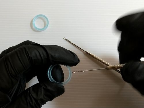 ②リングの片側にフィルムを貼り付ける