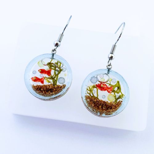 金魚の水槽風ピアスの作り方【夏にぴったりの涼しげなシェイカーレジンピアス】