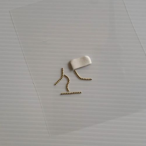 ⑤カットしたパーツを接着する