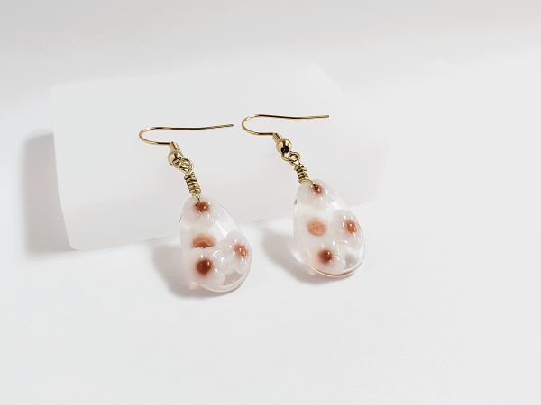 シリコンモールドを使わないふんわり花柄レジンピアスの作り方