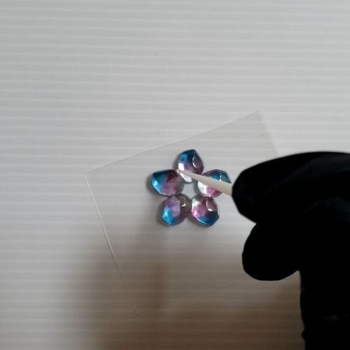 ②パーツ同士を接着して花の形にする