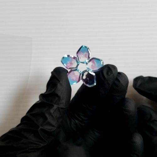 ②パーツ同士を接着して花の形にする
