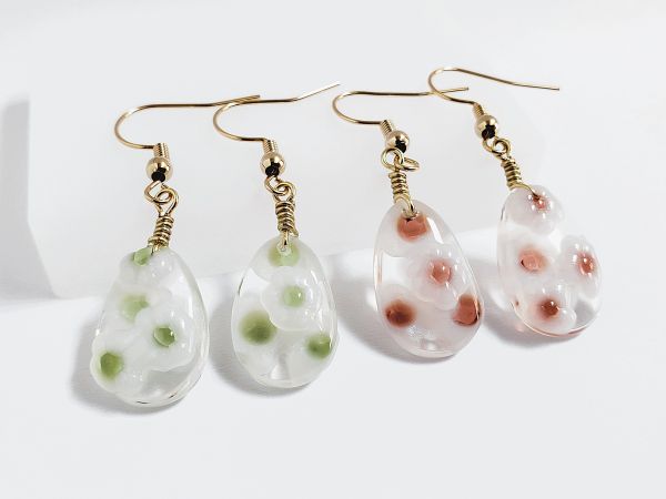 シリコンモールドを使わないふんわり花柄レジンピアスの作り方