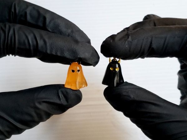 ③目とツノをレジンペンで着色してどぼん液でコーティングする