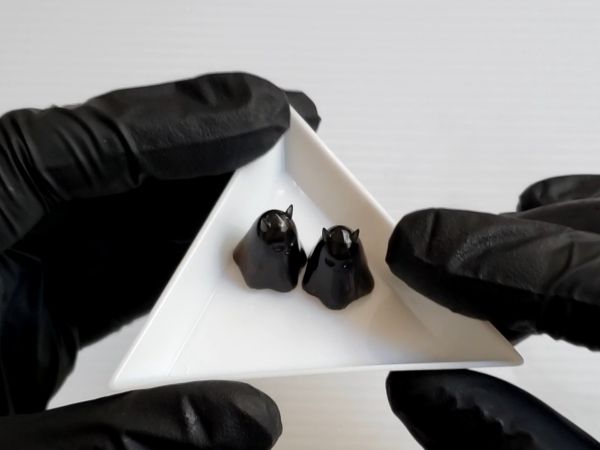①レジン液を着色してシーツお化けパーツを作る
