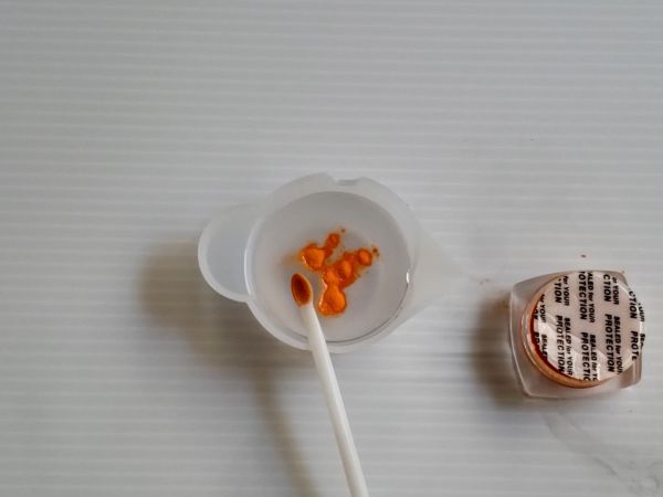 ①レジン液を着色してシーツお化けパーツを作る