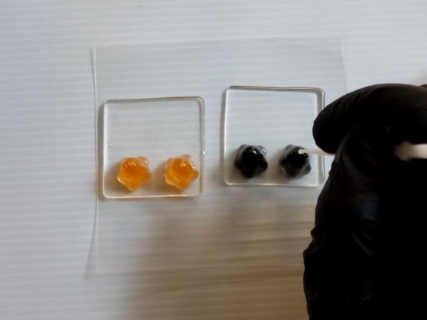 ヒートンを接着する