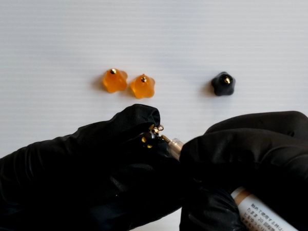 ③目とツノをレジンペンで着色してどぼん液でコーティングする