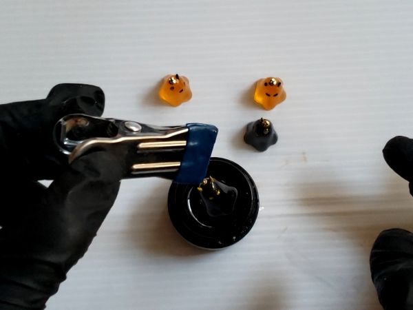 ③目とツノをレジンペンで着色してどぼん液でコーティングする