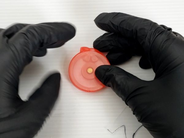 ④封入物を入れてフィルムを貼る