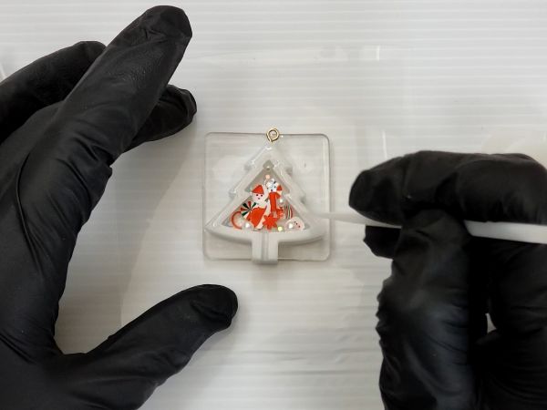 ④封入物を入れてフィルムを貼る