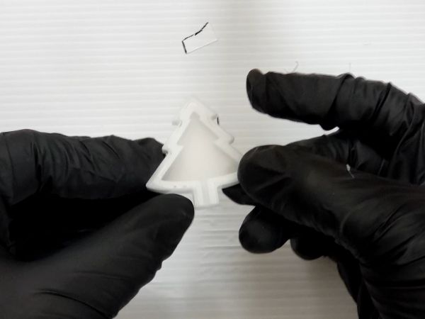 ④封入物を入れてフィルムを貼る