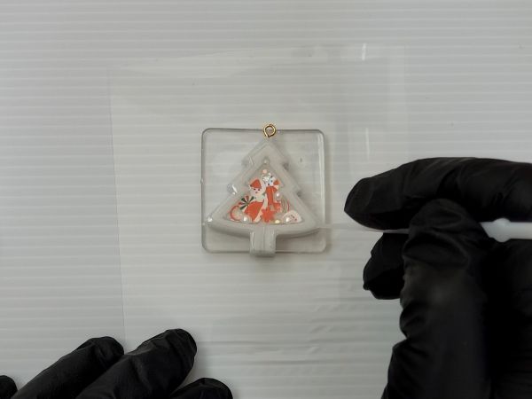 ④封入物を入れてフィルムを貼る