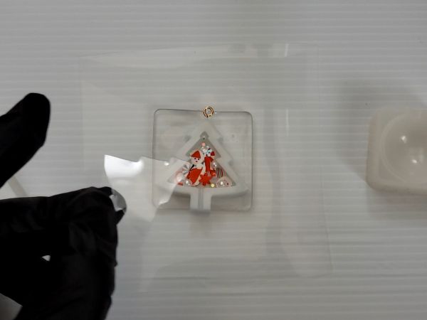 ④封入物を入れてフィルムを貼る