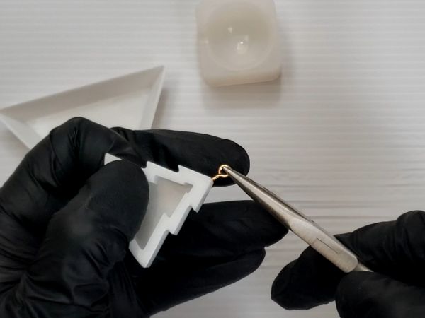 ④封入物を入れてフィルムを貼る