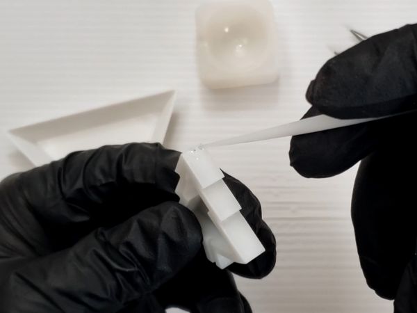 ④封入物を入れてフィルムを貼る