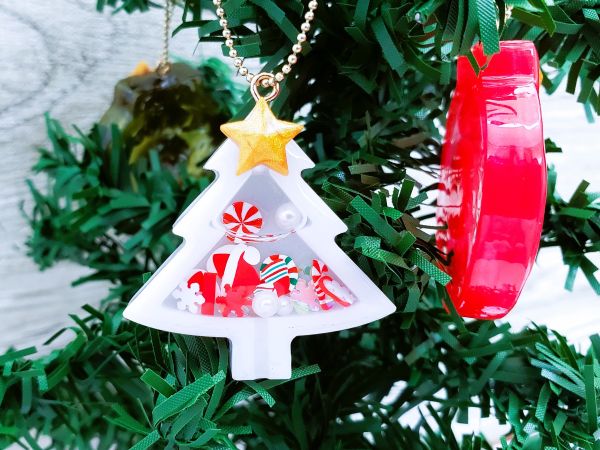 レジン＆100均シリコンモールドを使ったツリー＆リースのクリスマスオーナメントの作り方