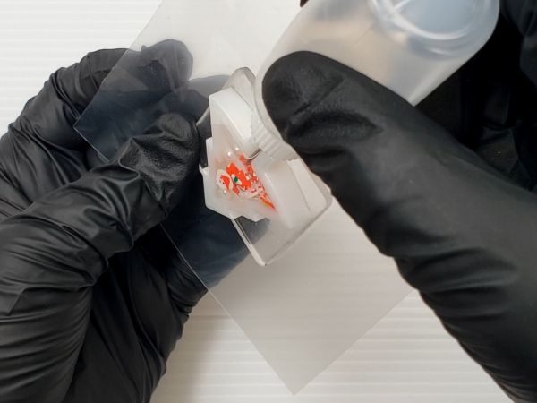 ⑤オイルを注入して穴をふさぐ