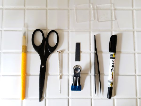 デザインナイフ・はさみ・ハンドドリル・クリップ・やすり・ピンセット・油性ペン・防振粘着マット・カットしたクリアファイル