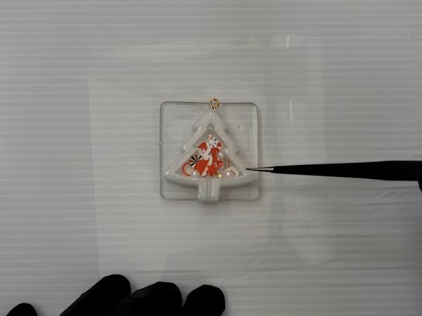 ④封入物を入れてフィルムを貼る