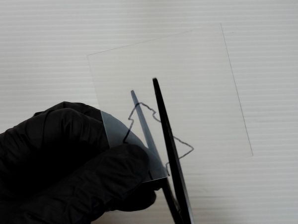 ④封入物を入れてフィルムを貼る