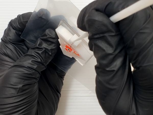 ⑤オイルを注入して穴をふさぐ