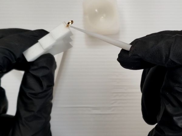 ④封入物を入れてフィルムを貼る