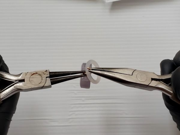 ③アンブレラマーカーとキーホルダーパーツを取り付ける