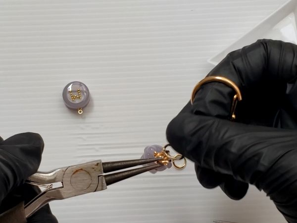 ③アンブレラマーカーとキーホルダーパーツを取り付ける