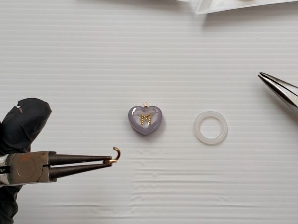 ③アンブレラマーカーとキーホルダーパーツを取り付ける