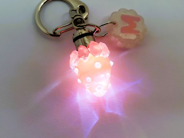 ライトで光るいちご＆イニシャルキーホルダーの作り方