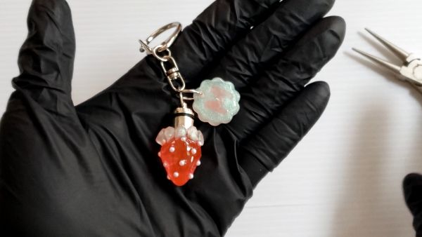 ③完成したパーツをキーホルダーパーツに取り付ける