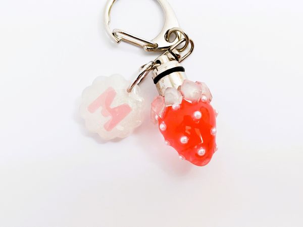 ライトで光るいちご＆イニシャルキーホルダーの作り方