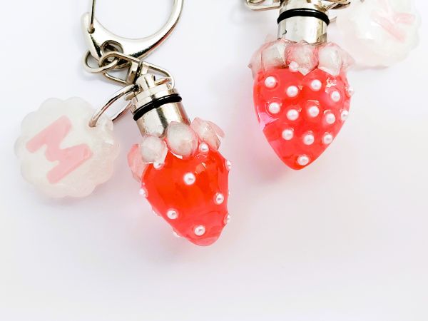 ライトで光るいちご＆イニシャルキーホルダーの作り方