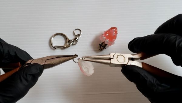 ③完成したパーツをキーホルダーパーツに取り付ける