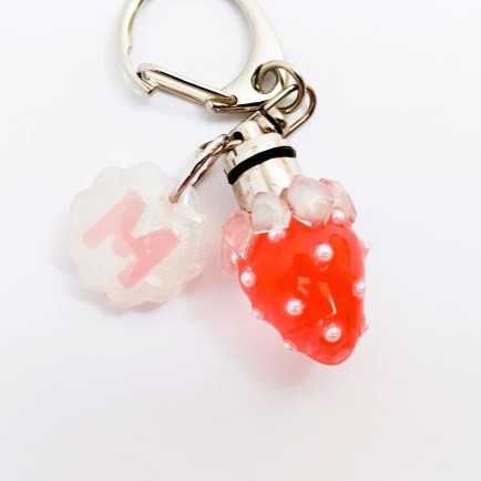 ライトで光るいちご＆イニシャルキーホルダーの作り方【レジン＆LEDヒートンキャップで手作り】