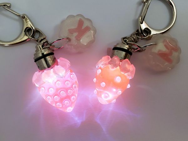 ライトで光るいちご＆イニシャルキーホルダーの作り方