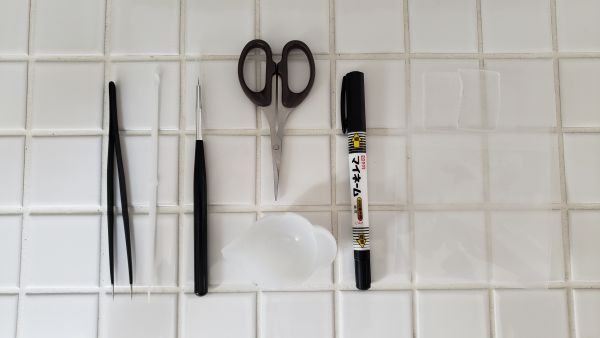 極細筆・ピンセット・調色スティック・調色パレット・油性ペン・はさみ・防振粘着マット・カットしたクリアファイル