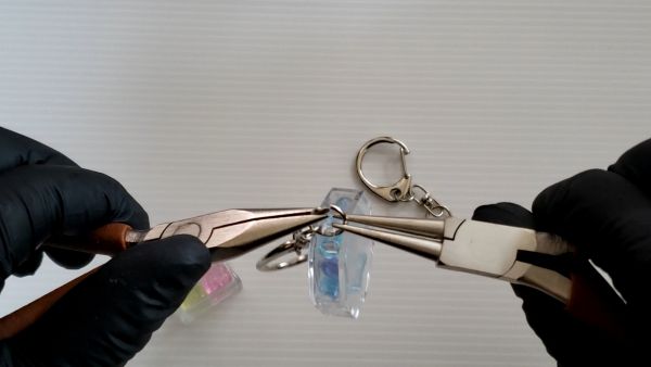 ④キーホルダーパーツを取り付ける