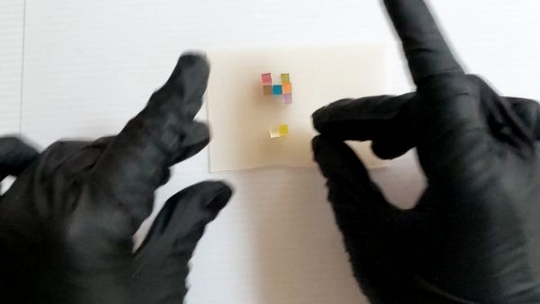 ②キューブを接着してやすりで整える