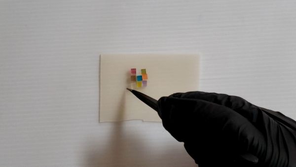 ②キューブを接着してやすりで整える