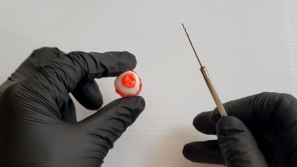 ③ヒートンを接着してピアスパーツを取り付ける